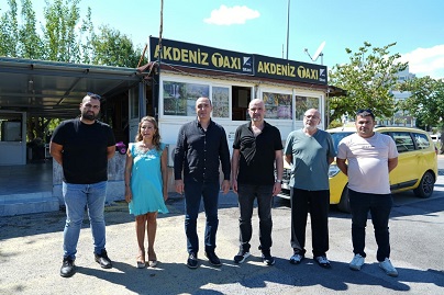 BAŞKAN KOTAN VE TAKSİCİ ESNAFINDAN KEYİFLİ BULUŞMA   Konyaaltı Belediye Başkanı Cem Kotan, Akdeniz Taksi Durağı’nı ziyaretinde esnafla tavla oynadı.